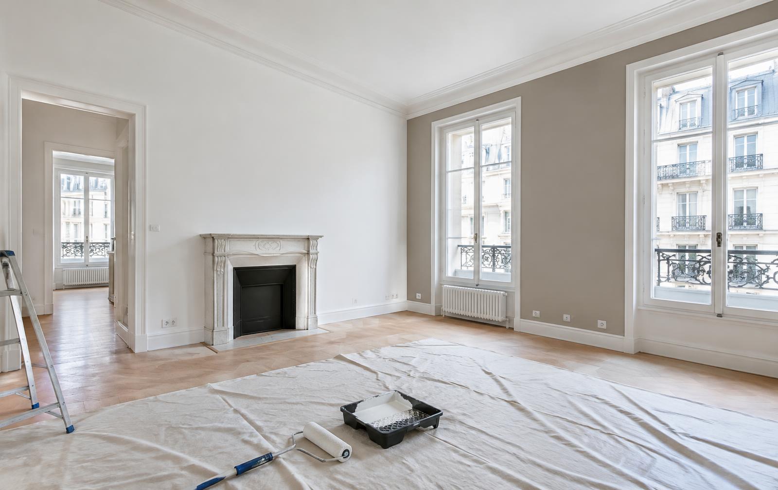 Peintre LKV Design Peinture réalisant des travaux de peinture dans un intérieur en Île-de-France